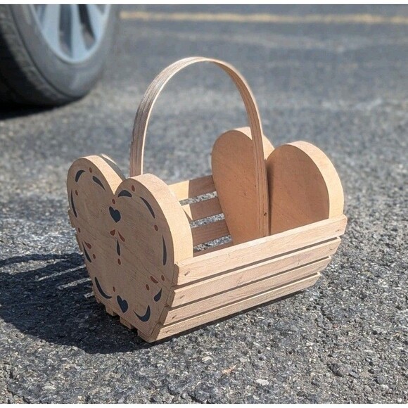 Vintage Sawmill Critters Wood Hand Painted Heart Hand Basket Made In USA - Picture 4 of 6